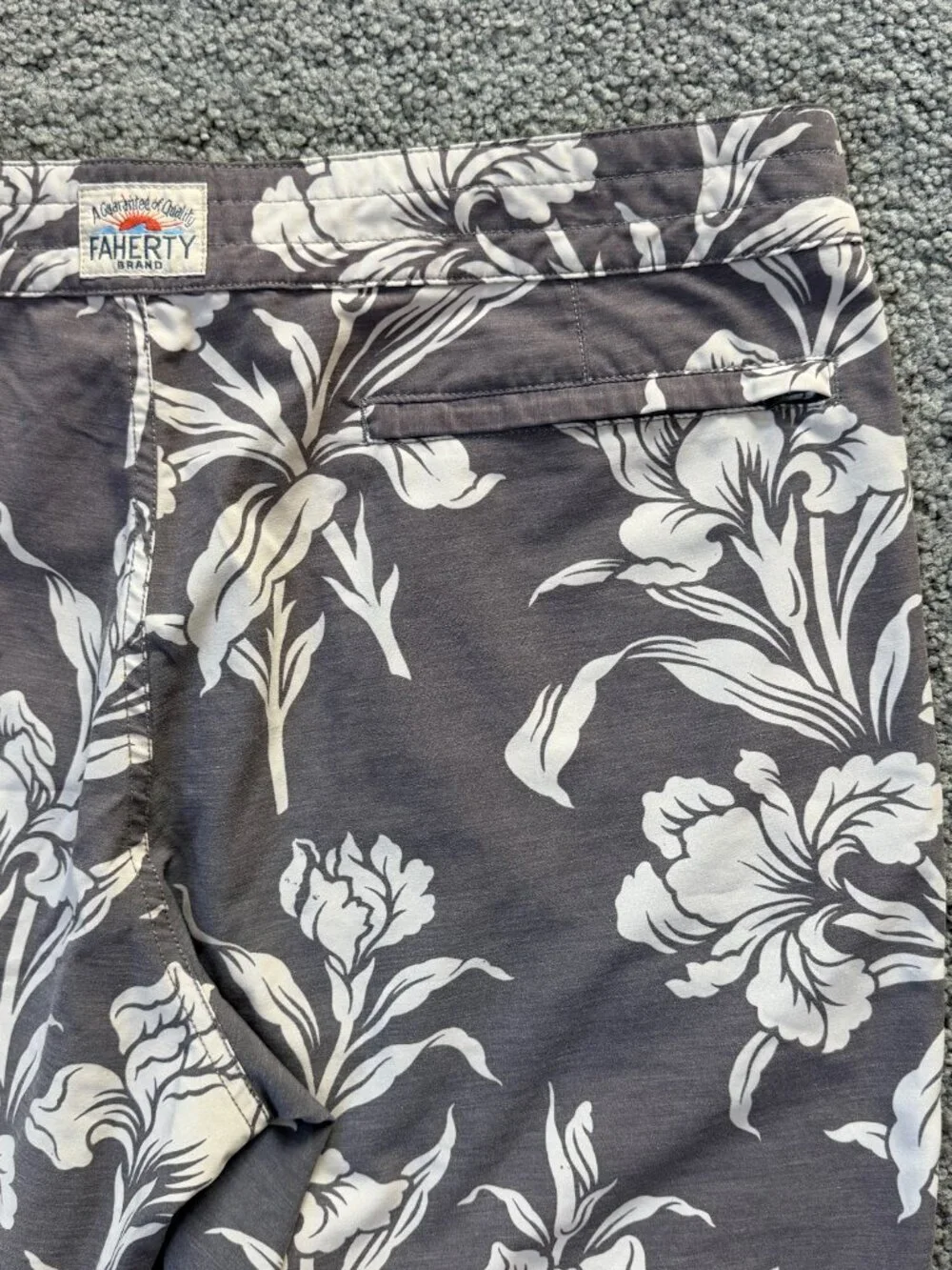 Faherty Classic Board Shorts in the Cream Ash Floral Print - Men's Size 35- EUC